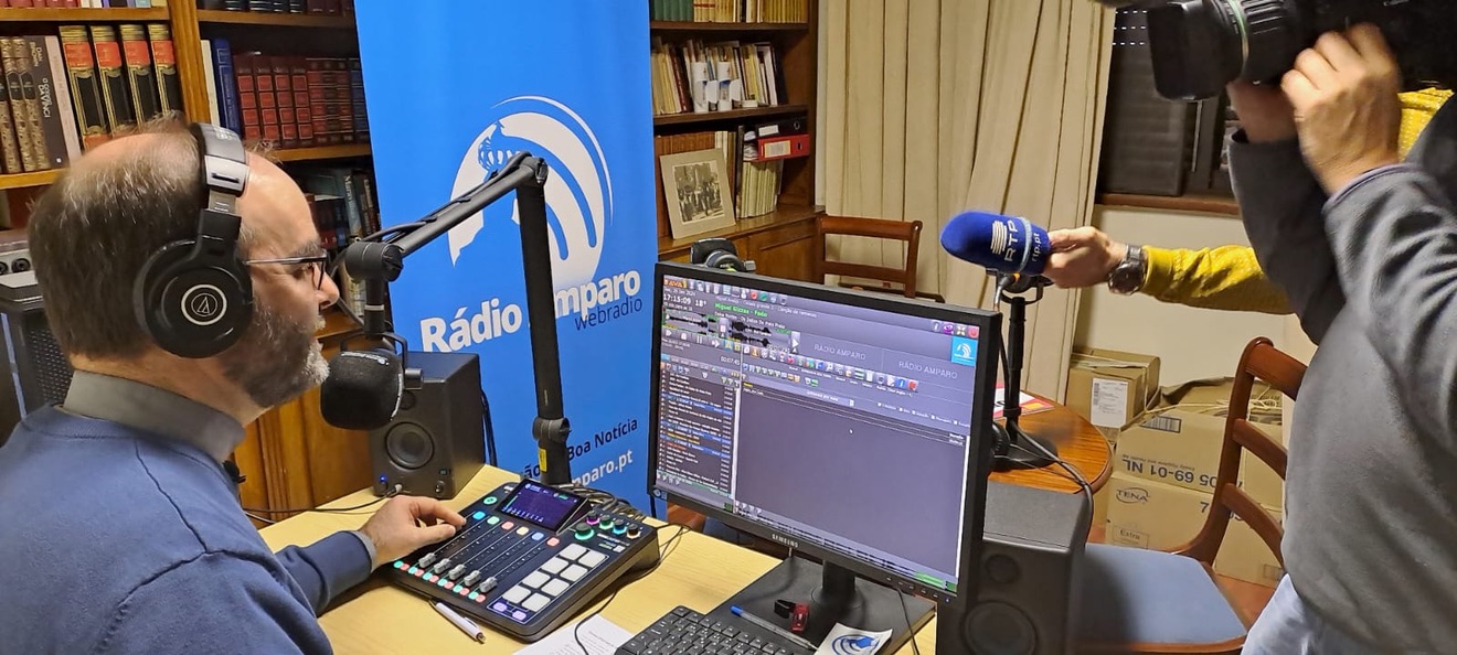 Momento de reportagem no primeiro estúdio da Rádio Amparo