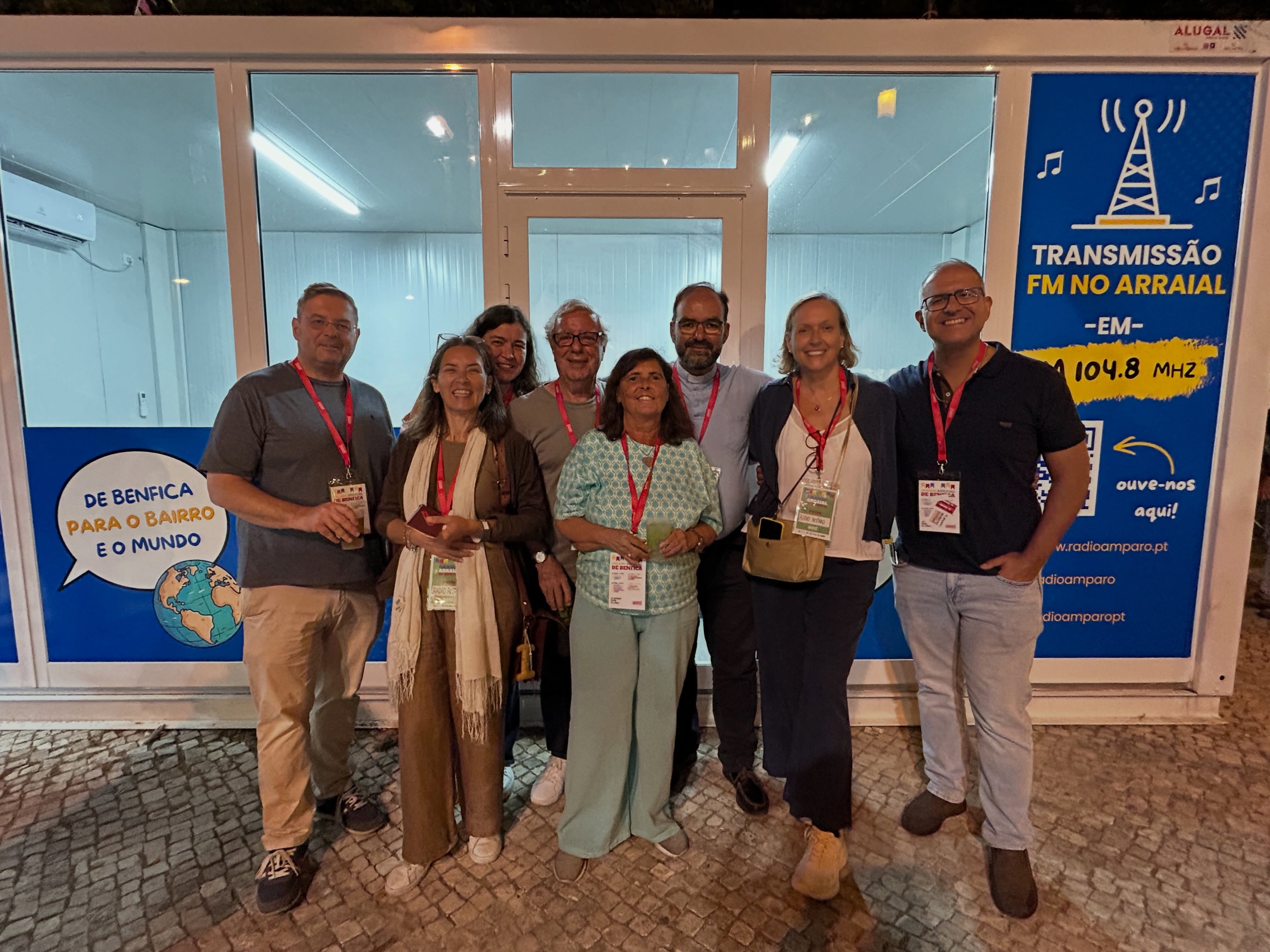 Equipa da Rádio Amparo em frente ao espaço de emissão FM no Grande Arraial